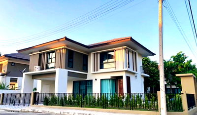 ขายบ้านเดี่ยว : ขายบ้านเดี่ยว 2 ชั้น โครงการ เพลินจิต คอลลิน่า เชียงใหม่ ใกล้คลับเฮาส์ และทางเข้าออกโครงการ T.0946511456