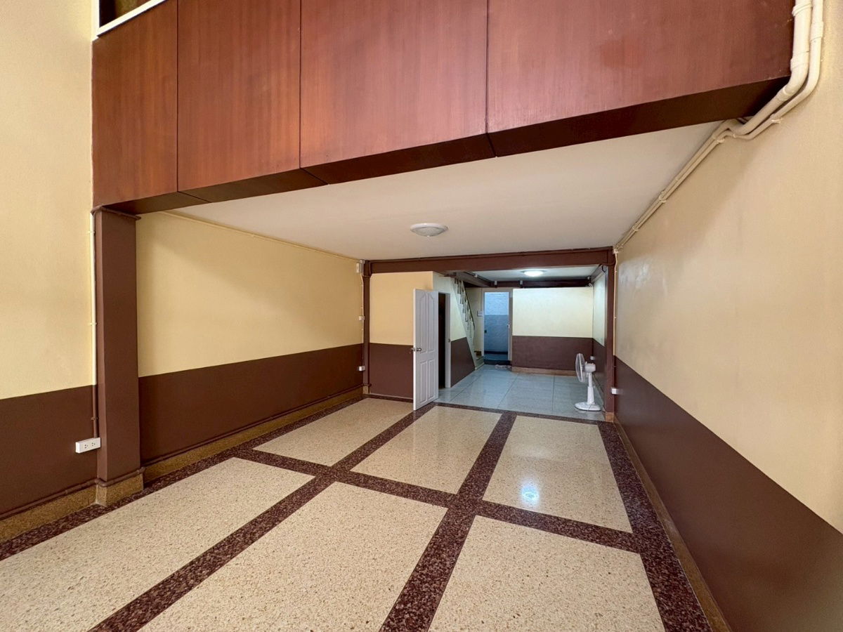 picture 3.5-story shophouse for sale, 15 sq wah, suitable for office use, ready to live in, fully renovated, located in Soi Charansanitwong 40/1 - 3/14