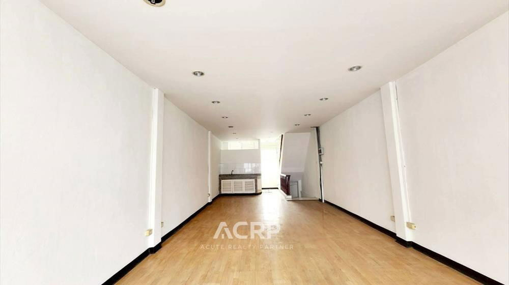 picture Shophouse for sale, good location, On Nut 70/1, Sukhumvit 77. Excellent condition, beautiful interio - 15/16