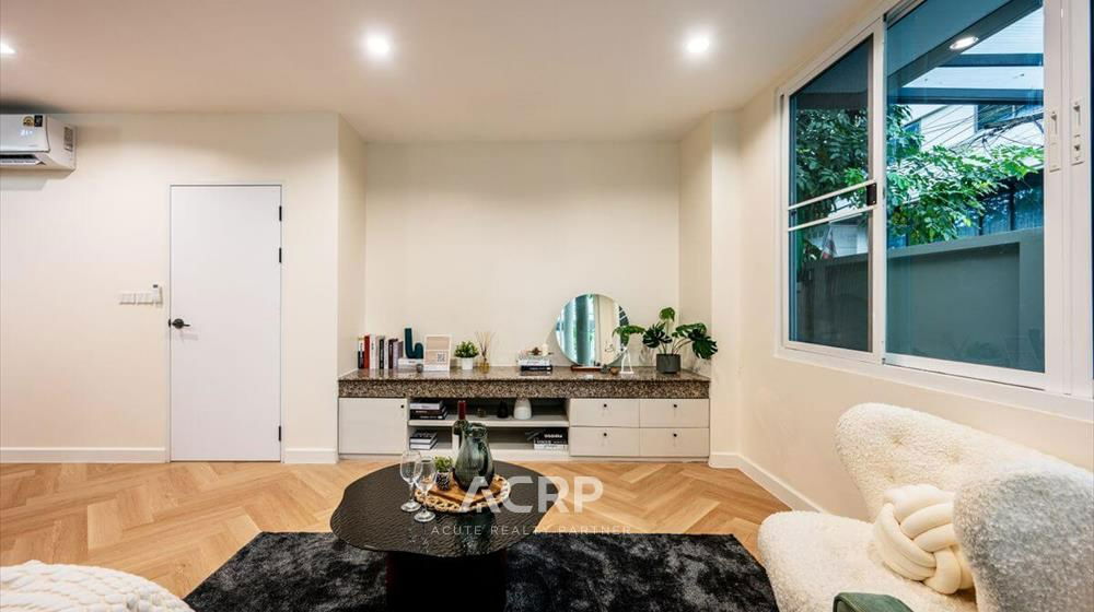picture Renovated 3-storey detached house for sale on Vibhavadi Rangsit 5, Soi 6, conveniently located near MRT Chatuchak and BTS Mo Chit. - 10/20