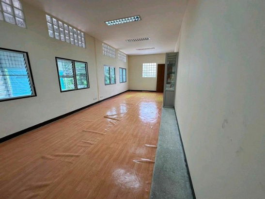 picture Satriwitthaya 2 School 1.2 km.Soi Nakniwat 49-53s MRT Chokchai 4 3.1km. Warehouse for rent storage o - 8/8