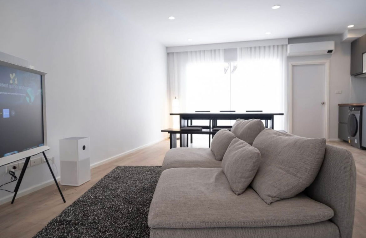 picture House for SALE ! Close to downtown - near to Supermarkets, Fresh Market, Ruamchok Mall, School and etc - 6/8