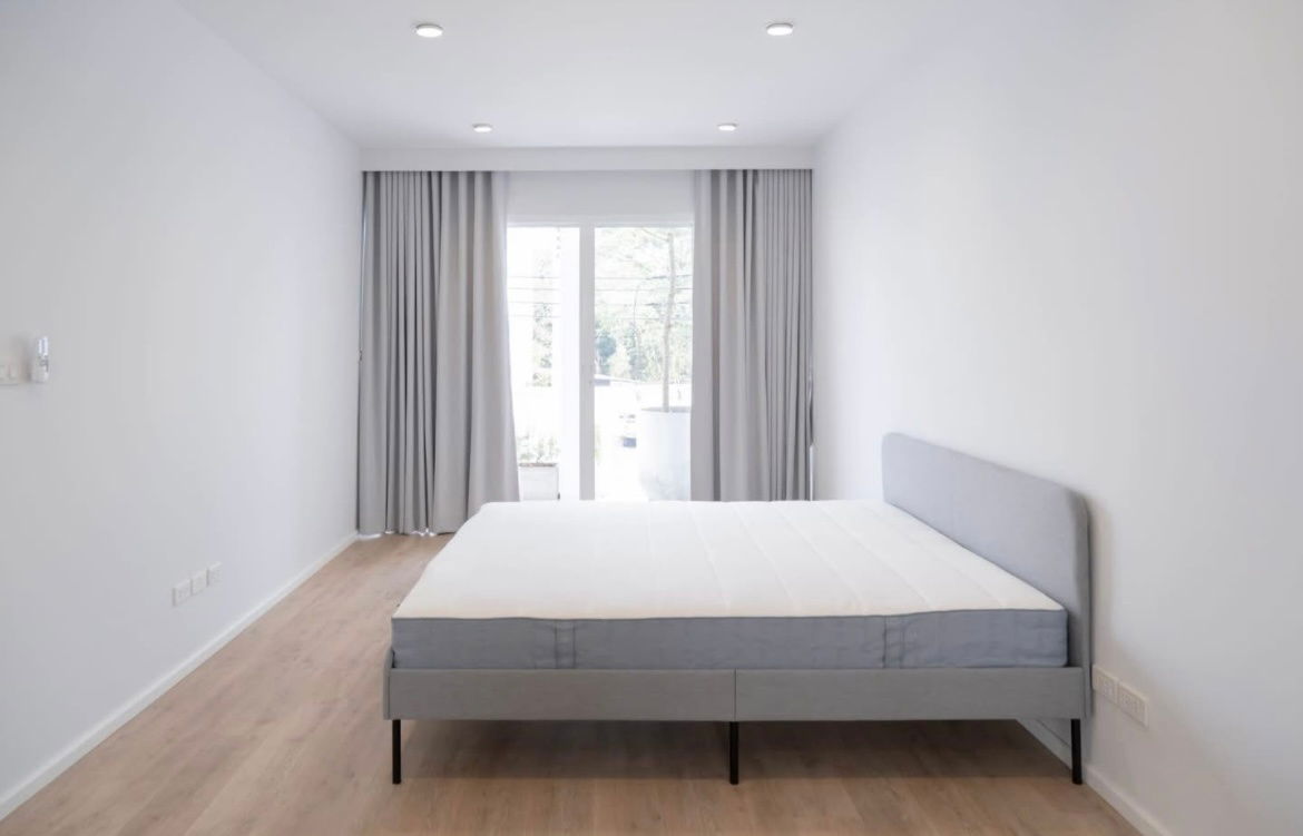 picture House for SALE ! Close to downtown - near to Supermarkets, Fresh Market, Ruamchok Mall, School and etc - 4/8