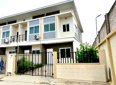 Townhouses for sale Lat Lum Kaeo Pathumthani : For sale: Corner unit 2-storey townhouse in Village @ Park Ratchaphruek–Kanchanaphisek.