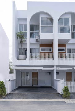 House for SALE ! Close to downtown - near to Supermarkets, Fresh Market, Ruamchok Mall, School and etc