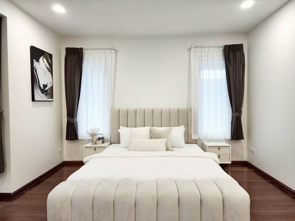รูป บ้านให้เช่า บ้านเดี่ยว 3 ชั้น  ย่านรัชดานิเวศน์ 16 พร้อมเข้าอยู่สนใจติดต่อ Line @goodmanpro หรือ โทร 0999029192 - รูปที่ 3/9
