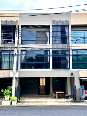 Townhouses for rent ม.เอแบค : Noble Cube Pattanakarn for rent, 99,000 baht [SRh250801]