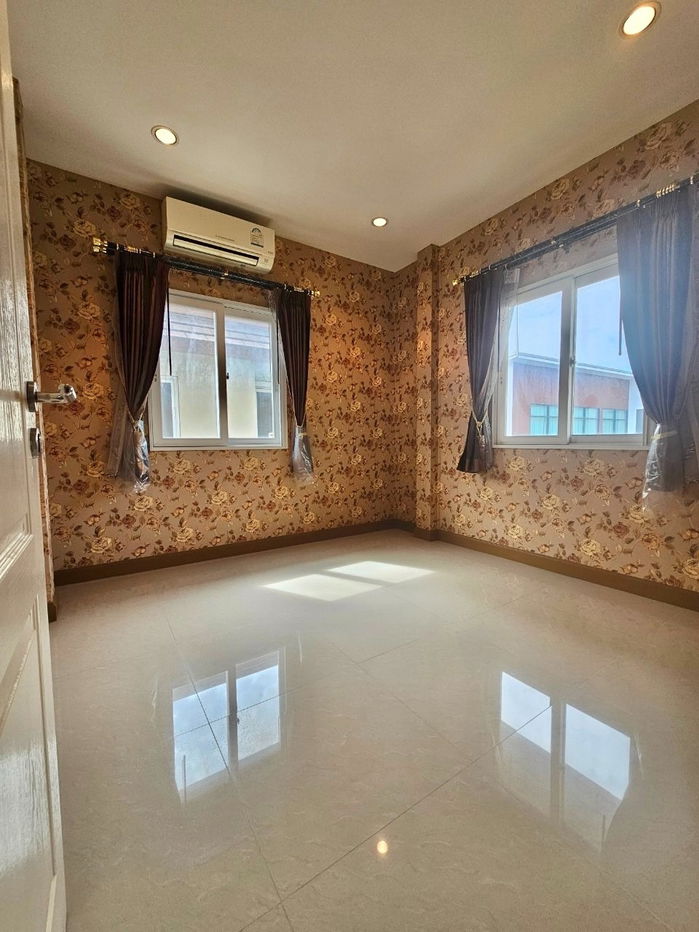 picture 2-Storey Single House for Sale – Serene Ratchaya 2, Soi 3  ✨ Balinese-inspired exterior design | Luxury Louis-style interior - 14/15