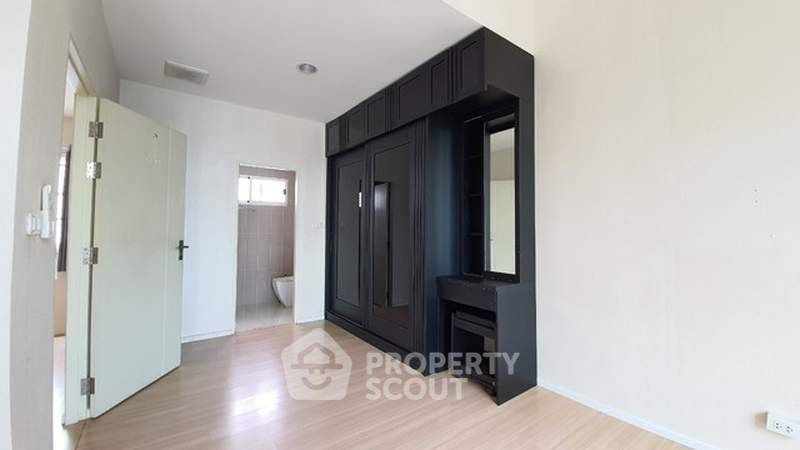 picture 3-BR Townhouse at Baan Klang Muang Chokchai 4 close to Chok Chai 4 (ID 1719087) - 2/6