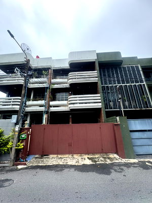 Shophouses for rent เอกมัย 13 : Renovated House for rent, rent for business 3 floor + rooftop area Total usage area 450 Sq.m  3 bed 4 Bath