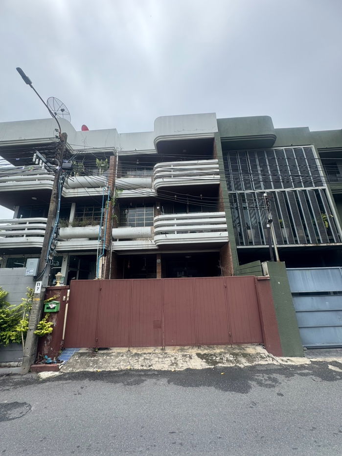 picture Renovated House for rent, rent for business 3 floor + rooftop area Total usage area 450 Sq.m  3 bed 4 Bath - 1/3