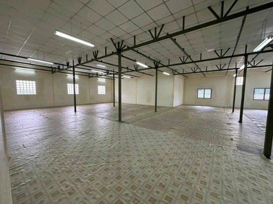 picture Satriwitthaya 2 School 1.2 km.Soi Nakniwat 49-53s MRT Chokchai 4 3.1km. Warehouse for rent storage o - 7/8
