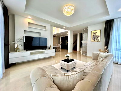 Houses for rent Inthrachai Commercial College : 🔊 For rent 🏤 Luxurious 3-storey detached house 🐯🐶 Pet Friendly 🐱🦊 Rachadaniwetch 16💸 Price 180,000 baht/month near 🚇 MRT Huai Khwang