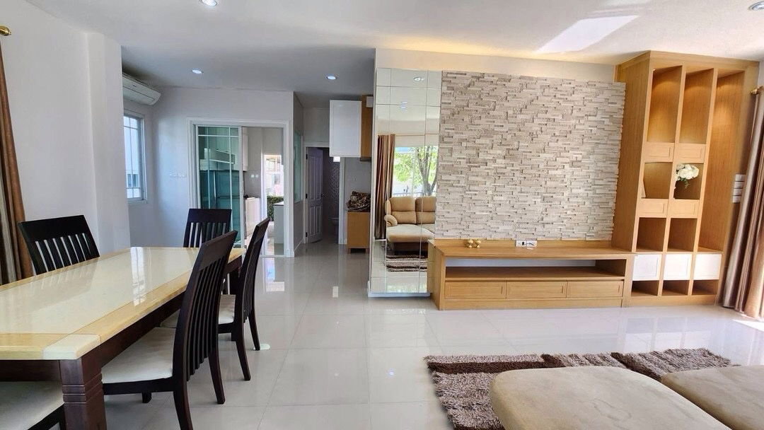 picture House for RENT! Close to Town near Ruamchok shopping mall, NIS, 7-11, Tesco Lotus, Homepro, Fresh Market and etc. - 8/20