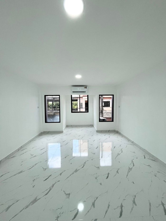 รูป 🏡 FOR RENT — ทาวน์โฮม 3 ชั้น พร้อมเข้าอยู่ 16 ส.ค. 68 📍 รามอินทรา 34 แยก 10 (เลียบทางด่วนรามอินทรา) - รูปที่ 4/20