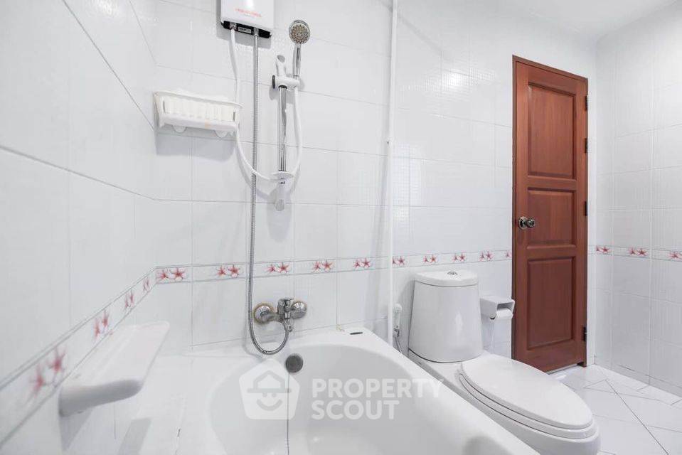 picture 1-BR Condo at Baan Klang Krung Resort near MRT Huai Khwang (ID 531573) - 21/32