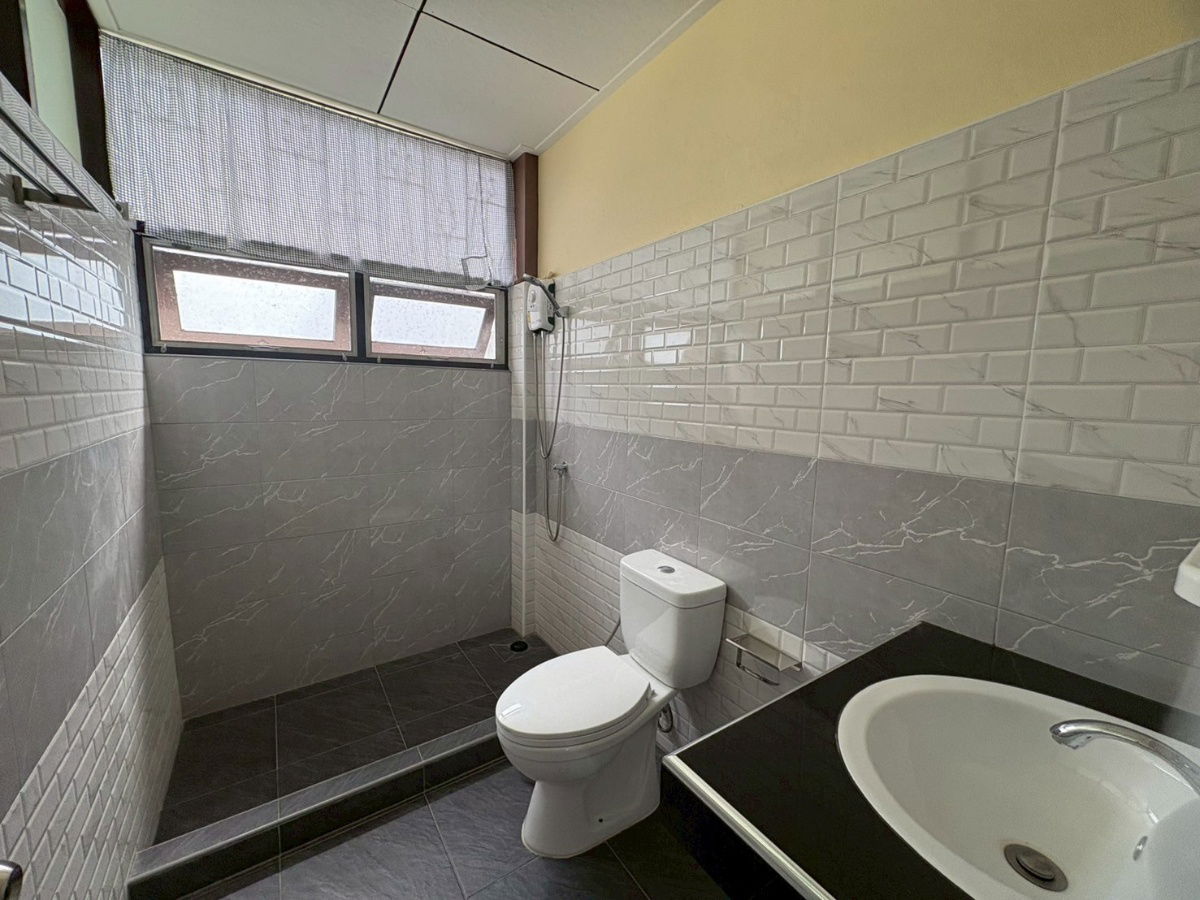 picture 3.5-story shophouse for sale, 15 sq wah, suitable for office use, ready to live in, fully renovated, located in Soi Charansanitwong 40/1 - 9/14
