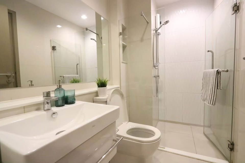 รูป Life Asoke Rama 9 | ราคา 25,000 บาท | ห้องสวย ห้องใหม่ เฟอร์นิเจอร์ครบ พร้อมเข้าอยู่ - รูปที่ 8/10