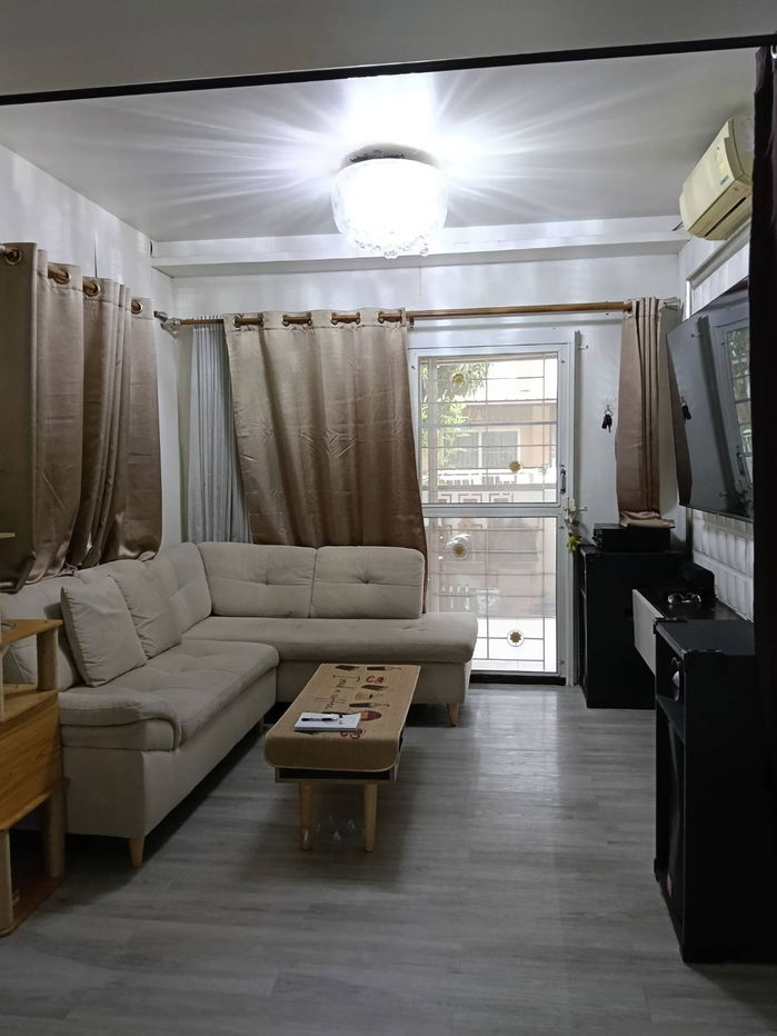 picture Want to sell a townhouse for 1.87 million, selling at cost price. - 4/5
