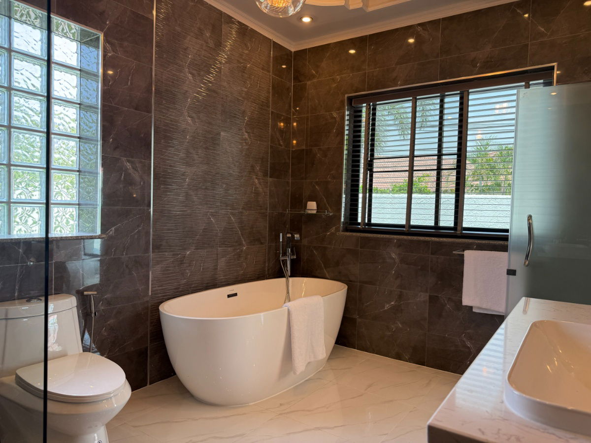 picture For Sale 4-Bedroom Pool Villa near Mabprasan Lake - 12/22