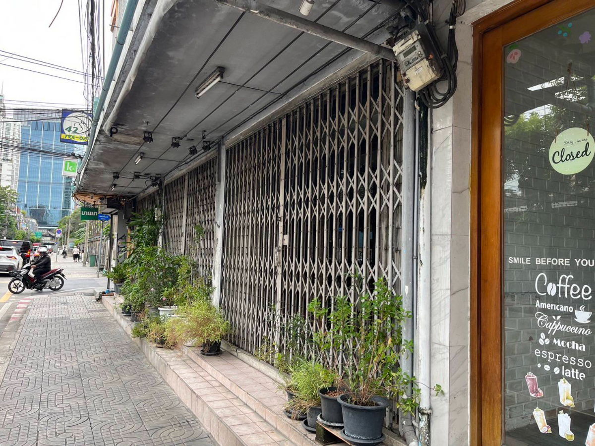 รูป 🏢 ให้เช่าตึกแถว ซอยสุขุมวิท 42 BTS เอกมัย 350 ม. - 3 คูหา 4 ชั้น 792 ตรม. - รูปที่ 3/9