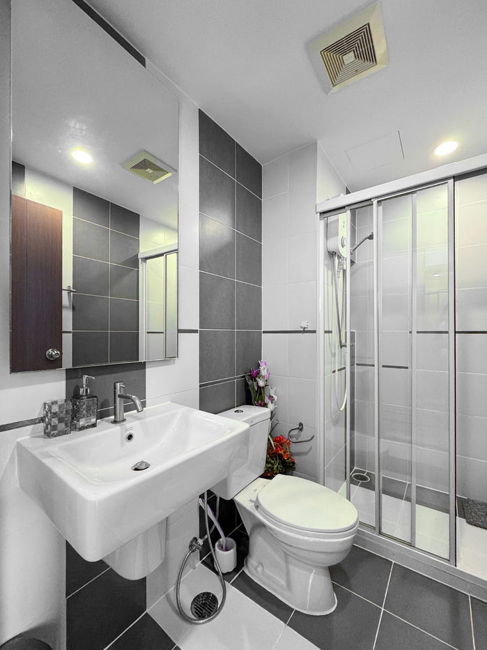 picture Rare Corner Unit with Panoramic View – The Base Sukhumvit 77 Prime location on Sukhumvit 77, just 2 minutes to BTS Onnut & Habito Mall - 17/22