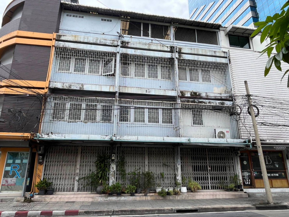รูป 🏢 ให้เช่าตึกแถว ซอยสุขุมวิท 42 BTS เอกมัย 350 ม. - 3 คูหา 4 ชั้น 792 ตรม. - รูปที่ 1/9