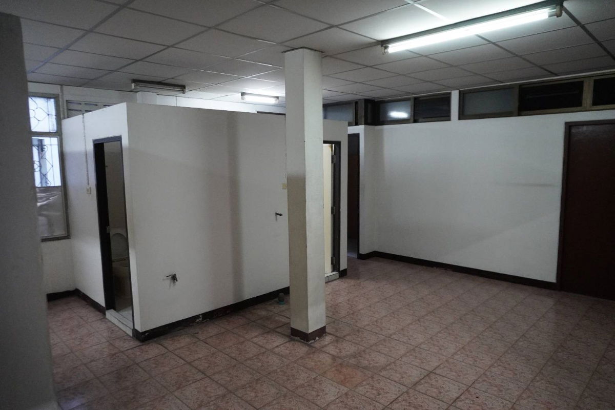 รูป 🏢 ให้เช่าตึกแถว ซอยสุขุมวิท 42 BTS เอกมัย 350 ม. - 3 คูหา 4 ชั้น 792 ตรม. - รูปที่ 8/9