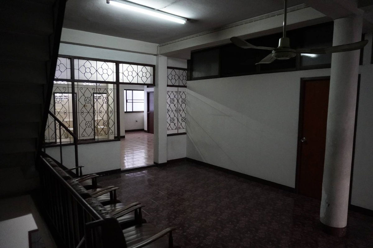 รูป 🏢 ให้เช่าตึกแถว ซอยสุขุมวิท 42 BTS เอกมัย 350 ม. - 3 คูหา 4 ชั้น 792 ตรม. - รูปที่ 5/9