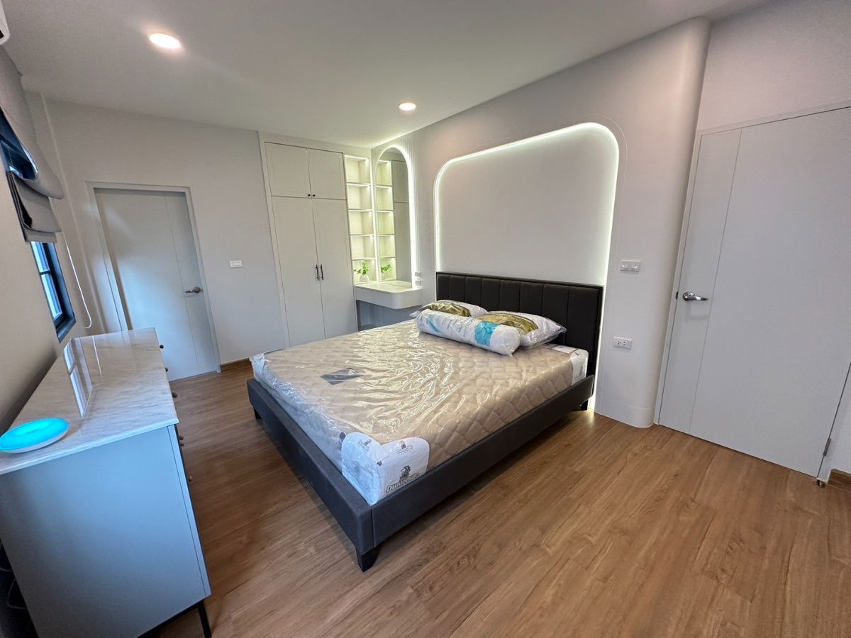 picture WS2411 🏡 Single house Centro Bangna - behind Mega 800 meters, corner house, garden view, next to main road, only 150,000 baht/month - 13/18