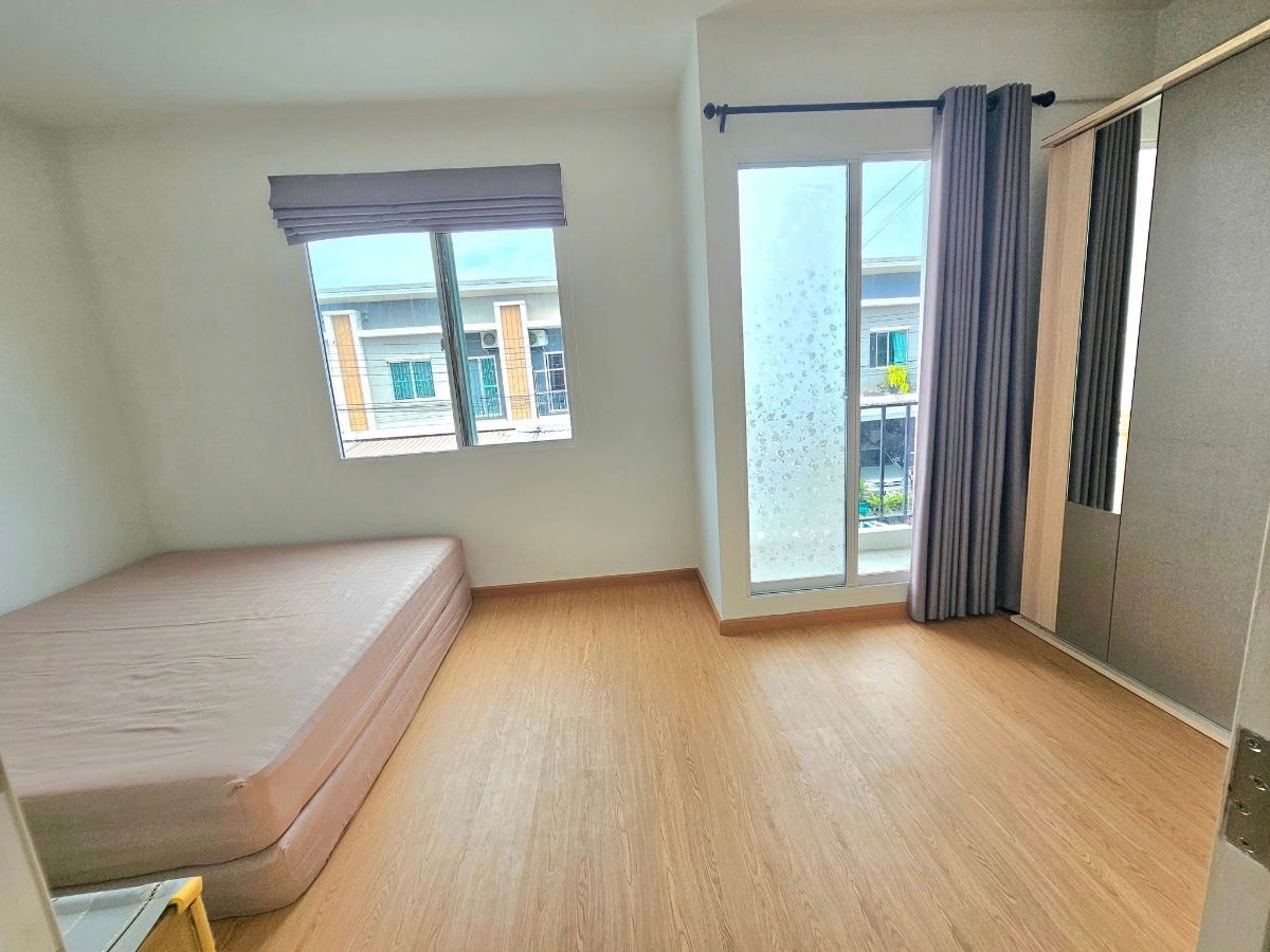 picture Urgent sale: Townhouse Pleno Srinakarin, 3 bedrooms, 2 bathrooms, price only 3,159,000 baht. - 3/5