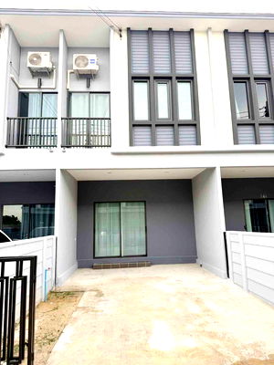 Townhouses for rent Chonburi : Two-story townhouse for rent in Phuri Thanya Village, Khlong 5, Pathum Thani. 1-2 small pets allowed.