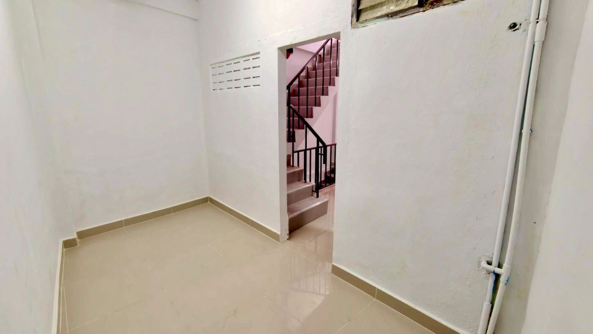 picture 3-Storey Commercial Building for Sale – Prime Location on Charoen Rat 5, near Sathorn, Silom, and Rama 3 - 7/11