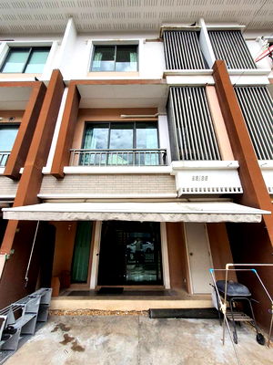 Townhouses for rent : 🏡 Modern 3-Storey Townhome for Rent ✨ Private Village, Onnut 36