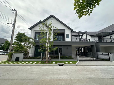 WS2411 🏡 Single house Centro Bangna - behind Mega 800 meters, corner house, garden view, next to main road, only 150,000 baht/month