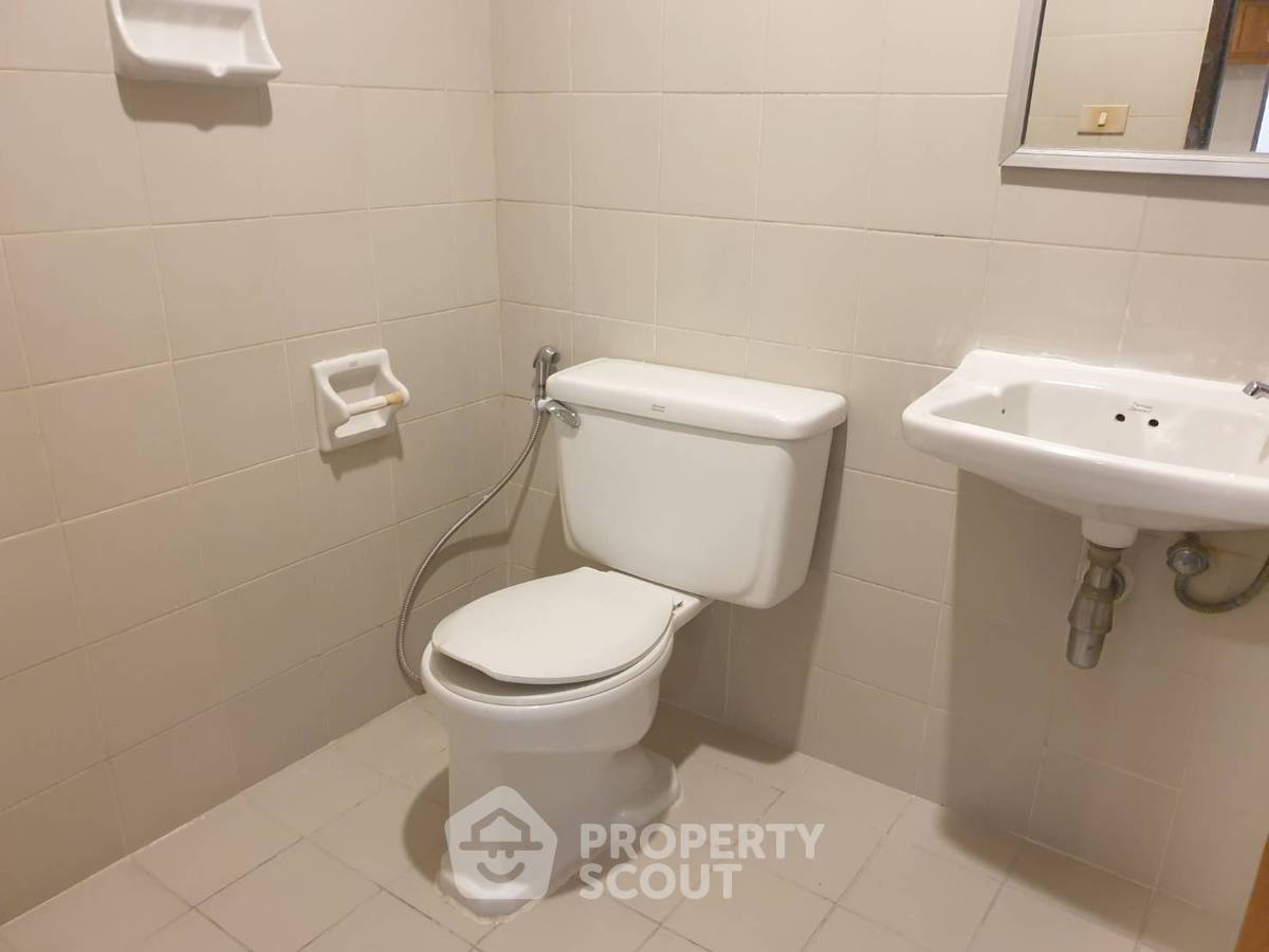 picture 2-BR Condo at Le Premier 2 Condominium near BTS Thong Lor (ID 1981846) - 3/14