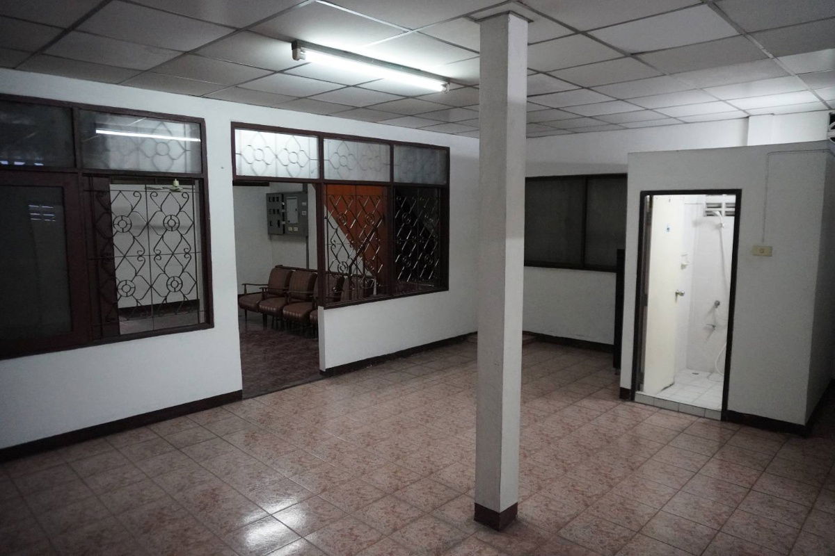 รูป 🏢 ให้เช่าตึกแถว ซอยสุขุมวิท 42 BTS เอกมัย 350 ม. - 3 คูหา 4 ชั้น 792 ตรม. - รูปที่ 6/9