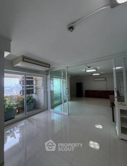 คอนโดให้เช่า : คอนโด 1-ห้องนอน ที่ ไอทีเอฟ - สีลมพาเลส ใกล้ BTS ช่องนนทรี (ID 2260746)