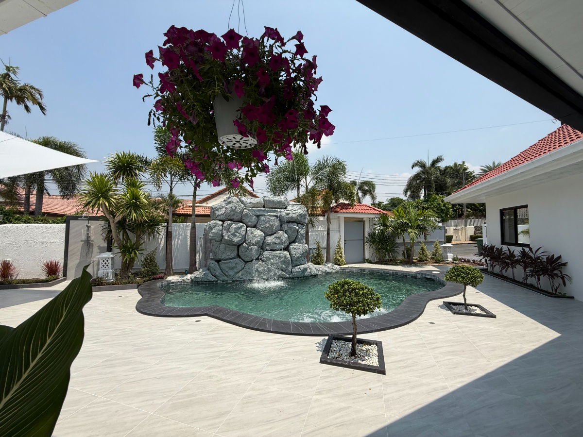 picture For Sale 4-Bedroom Pool Villa near Mabprasan Lake - 1/22