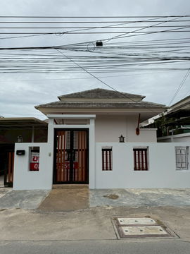 ขายบ้านเดี่ยว 2 ห้องนอน พูลวิลล่า ในโครงการบ้านสวนมีสุข บางเสร่ ทำเลทะเลสัตหีบ