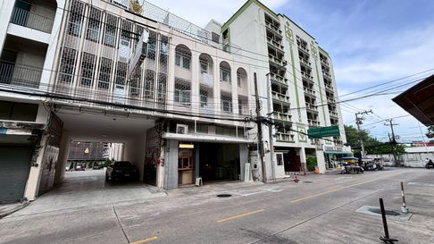 For rent: commercial building on Cheu Plerng Road, located near Khlong Toei Market.