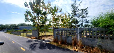 Land for sale Bang Lamung Chonburi : Land in Nong Plalai Pattaya for Sale, 200square wah, located near Wat Santikham