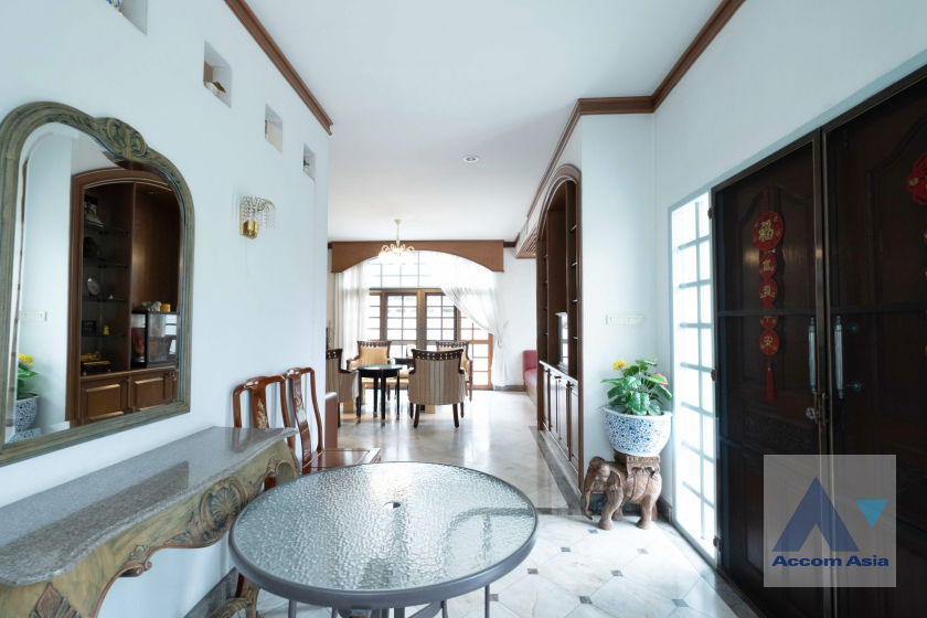 picture 🔼🔽 AccomA 📩 Classic House in Serene Garden with Spacious Layout (AA36987) - 12/20