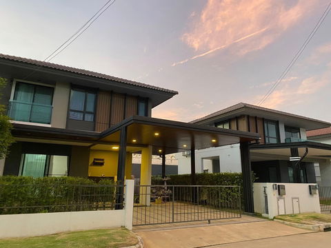 📣💥 House for rent in Burasiri Bangna, beautiful house, spacious living space, near Abac University. ❌No pets allowed.
