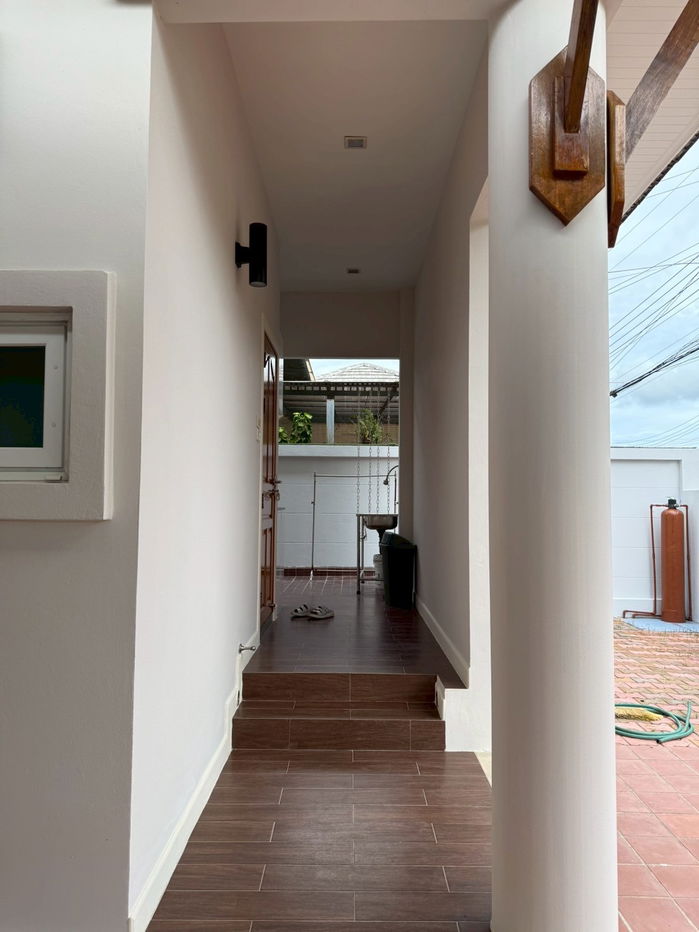 รูป ขายบ้านเดี่ยว 2 ห้องนอน พูลวิลล่า ในโครงการบ้านสวนมีสุข บางเสร่ ทำเลทะเลสัตหีบ - รูปที่ 3/9