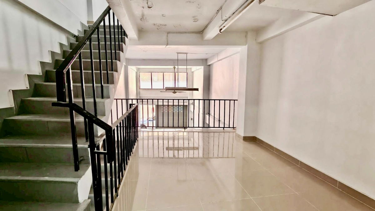 picture 3-Storey Commercial Building for Sale – Prime Location on Charoen Rat 5, near Sathorn, Silom, and Rama 3 - 3/11