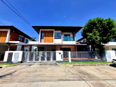 Houses for rent Rittiyawannalai 2 School : Two-story detached house for rent in Burasiri Phahonyothin Sai Mai
Located on a main road near Sukhaphiban 5 Expressway