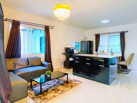 ตลาดนัดเกาะแก้ว 500 ม. ภูเก็ต IKEA 1.68กม. รร.นานาชาติ บริติช 600 ม.ให้เช่าทาวน์โฮม 2 ชั้น 29ตร.วา. 232ตร.ม.