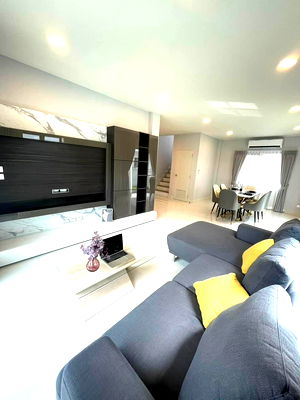 Houses for rent : For rent: Centro Bangna, a detached house with a modern design. Fulfill every family moment. Line ID: @951qfbfi