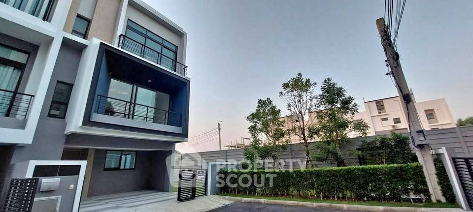 picture 3-BR Townhouse in Hua Mak (ID 2261646) - 4/14